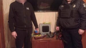 В Сумах мужчина стрелял из ружья из окна квартиры: пострадали шестеро детей В Сумах мужчина стрелял из окна: пострадали дети