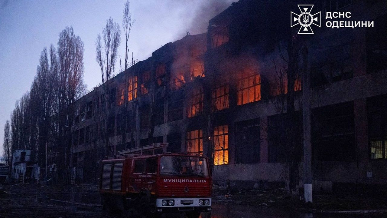 Одна з наймасовіших атак на Одесу: у частині міста відсутні світло, тепло та вода