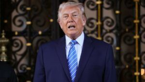 Я не в захваті від Путіна: Трамп пояснив, чому хоче зупинити війну в Україні Дональд Трамп у Мар-а-Лаго