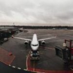 Часами сидел в кафе аэропорта Варшавы: задержан украинец с устройством для радиоподавления