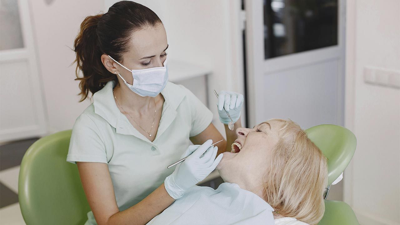 Професійна чистка зубів у Києві: чому навіть ідеальна гігієна не рятує від каменю Фото 1 Професійна чистка зубів