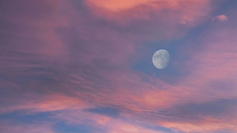 зростальний місяць у лютому 2026