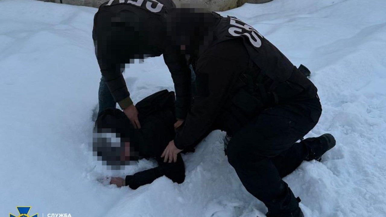 СБУ затримала агентів ГРУ РФ, які розвідували наслідки удару Орєшніком по Львівщині Фото 1 СБУ затримала агентів ГРУ РФ після удару Орєшніком по Львівщині Фото 1
