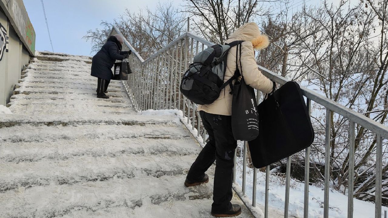 Мокрий сніг, дощ і ожеледиця: якою буде погода в Україні наприкінці січня Фото 1 ожеледиця