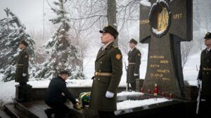 На Аскольдовій могилі вшанували Героїв Крут: Зеленський провів історичні паралелі Зеленський вшанував пам’ять Героїв Крут на Аскольдовій могилі