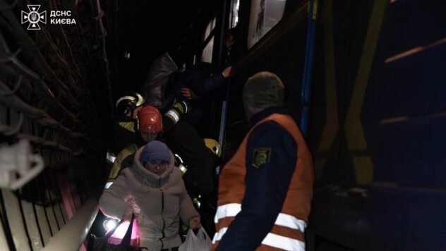 Рятувальники евакуювали пасажирів з метро