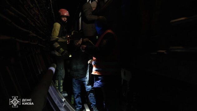 Рятувальники евакуювали пасажирів з метро
