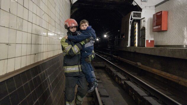 Спасатели эвакуировали пассажиров из метро