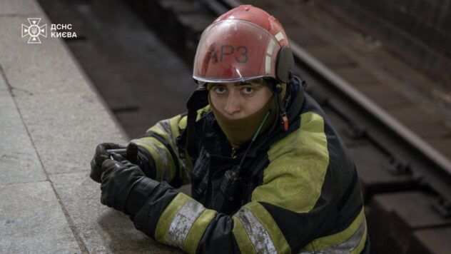 Спасатели эвакуировали пассажиров из метро