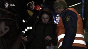 Поезда остановились в туннелях: спасатели вывели почти 500 пассажиров из метро Киева евакуація людей з метро