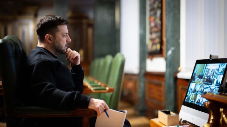 Удар по автобусу с шахтерами и проблемы с теплом в Киеве: главное из селектора Зеленского