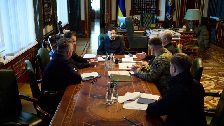Зеленський провів нараду перед Абу-Дабі: завдання узгоджені, угода зі США готова
