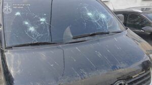 У Львові жінка стріляла по авто з військовими та поліцейськими