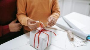 що подарувати дівчаткам на 8 березня в школі