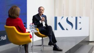 Майк Помпео в Києві: обговорив війну і дипломатію зі студентами Київської школи економіки