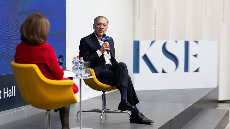 Майк Помпео в Киеве: обсудил войну и дипломатию со студентами Киевской школы экономики