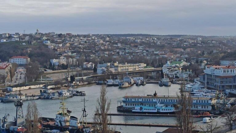 РФ перекинула катери проєкту 21980 Грачонок до Південної бухти Севастополя