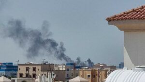 Стовп диму піднімається над Абу-Дабі з місця іранського ракетного удару 28 лютого 2026 року.