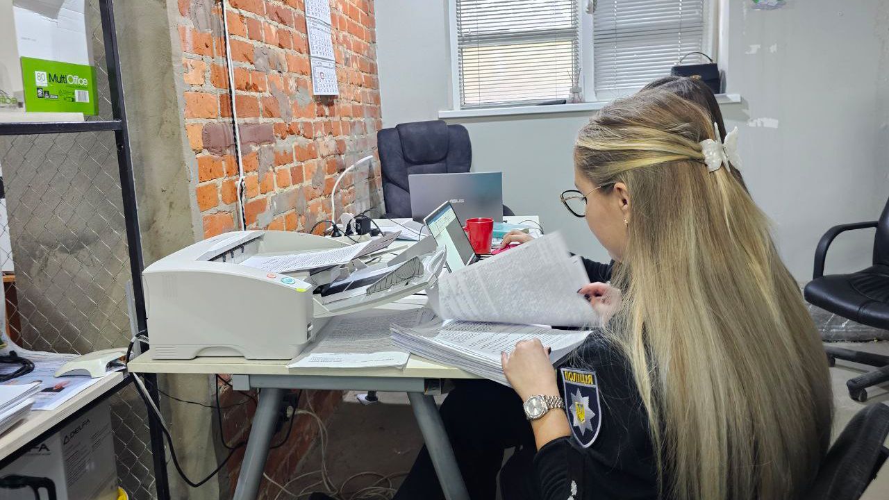 Поліцейські оцифровують залишені окупантами документи