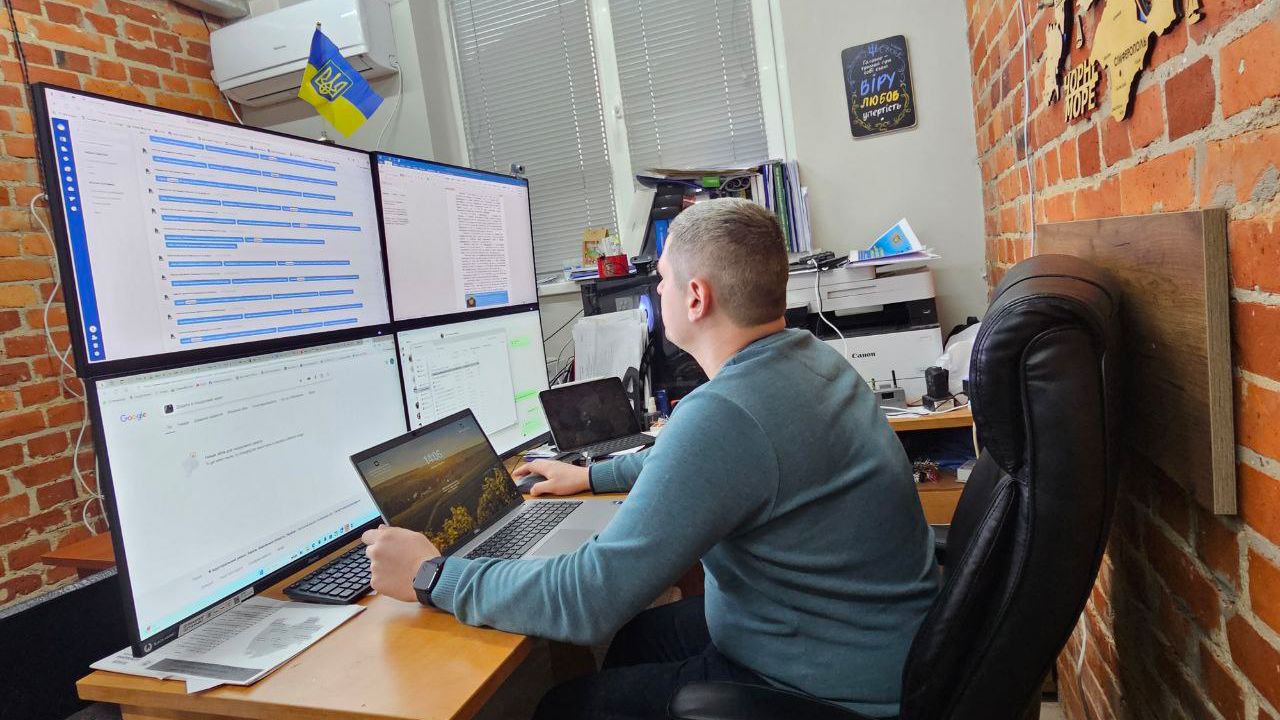 Поліцейський працює з базою SORC