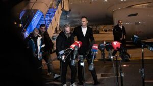 Сійярто показав двох бійців ЗСУ, яких Путін звільнив на прохання Орбана