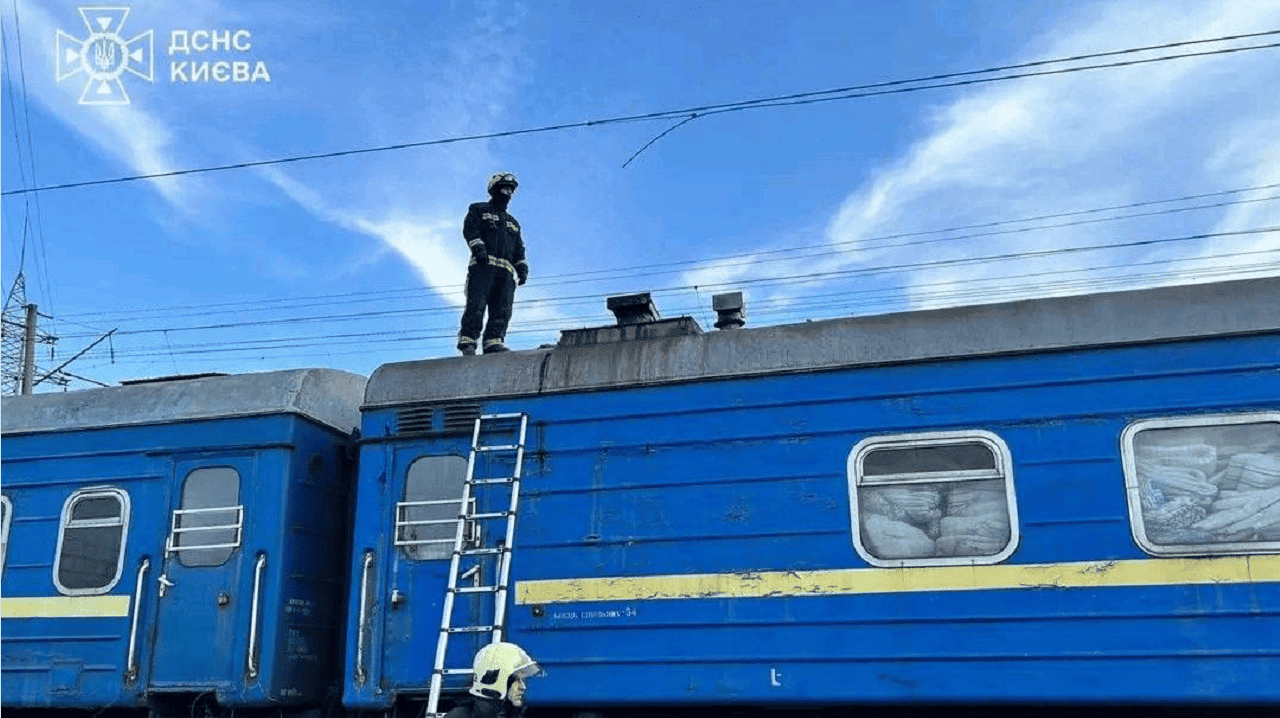 Вразило струмом на даху потяга: у Києві загинув підліток, ще двоє отримали опіки