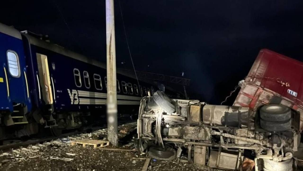 На Харківщині вантажівка зіткнулася з поїздом: деякі рейси затримуються